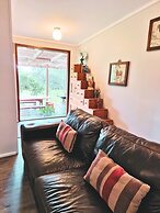 Rustic Country Lane Farmhouse in Lysterfield