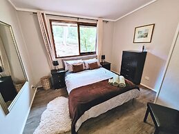 Rustic Country Lane Farmhouse in Lysterfield