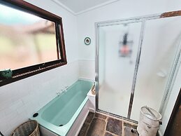 Rustic Country Lane Farmhouse in Lysterfield