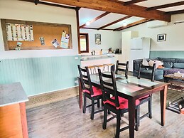 Rustic Country Lane Farmhouse in Lysterfield