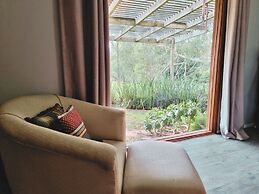 Rustic Country Lane Farmhouse in Lysterfield