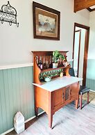 Rustic Country Lane Farmhouse in Lysterfield