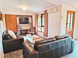 Rustic Country Lane Farmhouse in Lysterfield