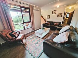 Rustic Country Lane Farmhouse in Lysterfield