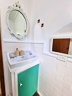 Rustic Country Lane Farmhouse in Lysterfield