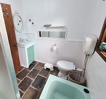 Rustic Country Lane Farmhouse in Lysterfield