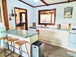 Rustic Country Lane Farmhouse in Lysterfield