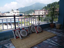 Apartment with mountain and lake view
