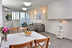 Luxury Suite with Jaccuzzi & Pool