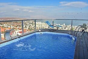 Luxury Suite with Jaccuzzi & Pool