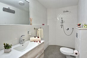 Luxury Suite with Jaccuzzi & Pool
