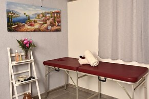 Luxury Suite with Jaccuzzi & Pool