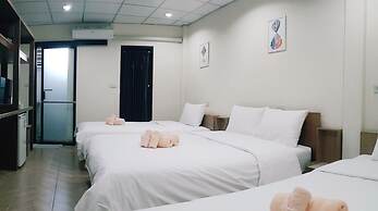 Double D Rooms & Cafe