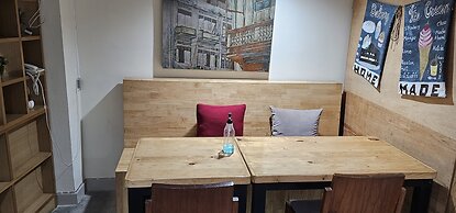 Double D Rooms & Cafe