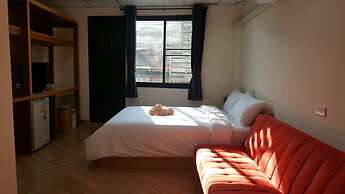 Double D Rooms & Cafe