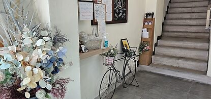 Double D Rooms & Cafe