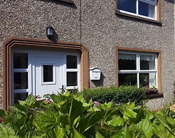 Portrush - Hope Cottage - sleeps 5 guests  in 3 bedrooms