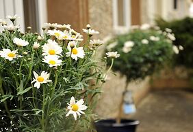 Portrush - Hope Cottage - sleeps 5 guests  in 3 bedrooms