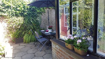 Portrush - Hope Cottage - sleeps 5 guests  in 3 bedrooms