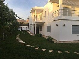 Luxurious 5 Bedrooms Villa Ref HI51053