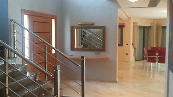 Luxurious 5 Bedrooms Villa Ref HI51053