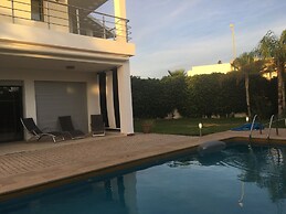 Luxurious 5 Bedrooms Villa Ref HI51053