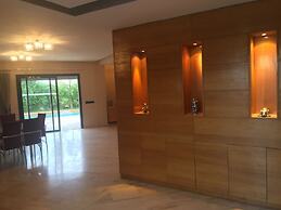 Luxurious 5 Bedrooms Villa Ref HI51053