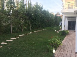 Luxurious 5 Bedrooms Villa Ref HI51053