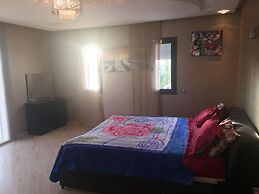 Luxurious 5 Bedrooms Villa Ref HI51053