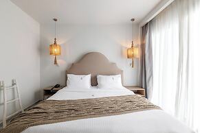 Blue Carpet Luxury Suites