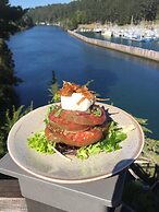 Noyo Harbor Inn Restaurant and Tavern