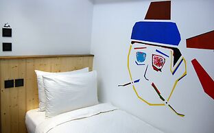 Just Inn - City Hall