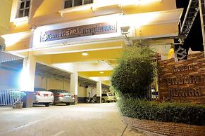 Submukdaphoomplace Hotel