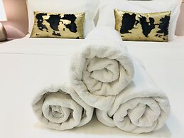 The Landmark Penthouse Luxury Condo by Casa Accommodation