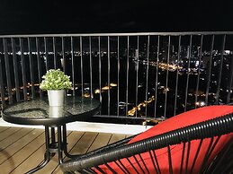 The Landmark Penthouse Luxury Condo by Casa Accommodation