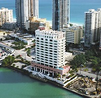 Kitchenette & Valet Parking With a Balcony in Miami Beach