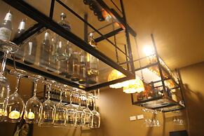 Ol'Masta Hotel & Lounge