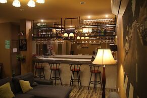 Ol'Masta Hotel & Lounge