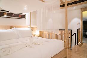 Dali Lridescent Clouds Hotel