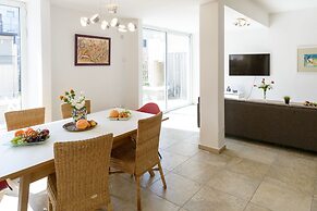 Penthouse & Terrace near Hilton by FeelHome