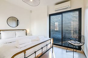 Chic Duplex Penthouse by FeelHome