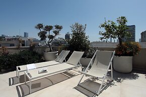 Chic Duplex Penthouse by FeelHome