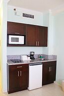 Hollywood Beach Resort - Renovated Large Studio