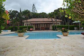 Family Oriented - Private Beach & Horse Stables - Ocean, Pool, & Hot T