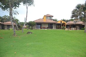 Family Oriented - Private Beach & Horse Stables - Ocean, Pool, & Hot T