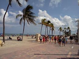 Hollywood Beach Resort- Large Studio Sleeps 4