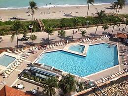 Hollywood Beach Resort- Large Studio Sleeps 4