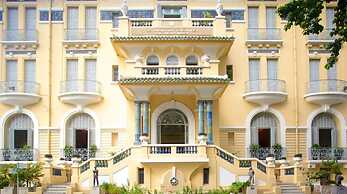 Triple E Hotel Fine Art Museum