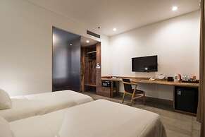 Triple E Hotel Fine Art Museum