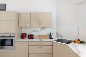 Elegant Duplex with XL Patio by FeelHome